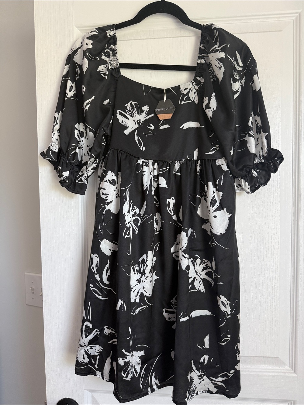 NWT Black and White Floral Puff-Sleeve Dress